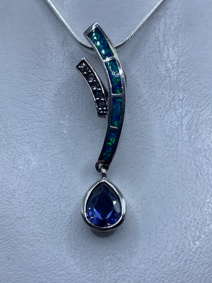 Dije de plata con ópalo de fuego azul profundo sobre cadena de plata — Vista frontal