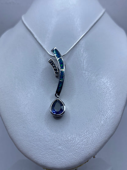 Detalle del ópalo de fuego azul engastado en plata .925