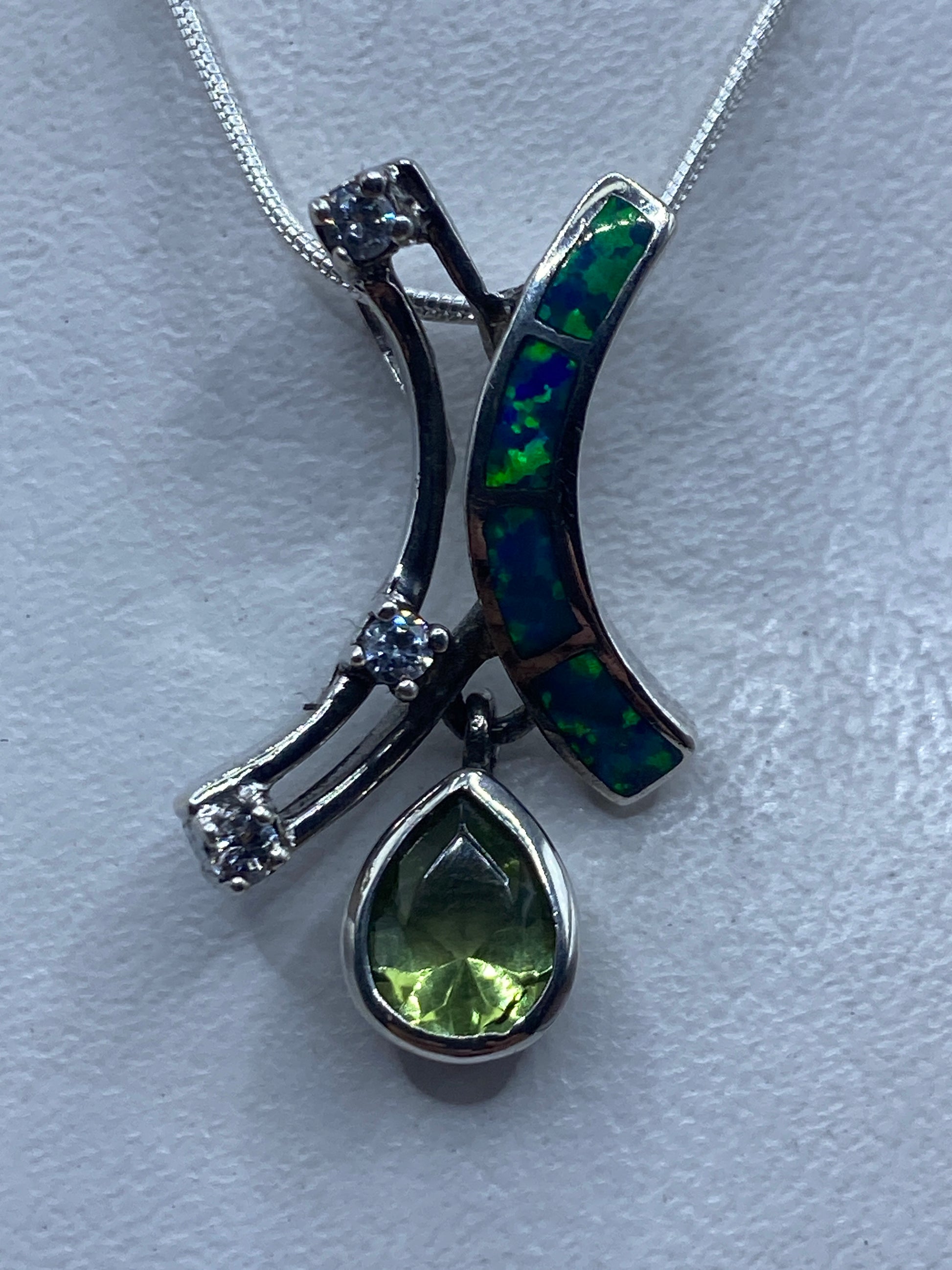 Dije de plata con Ópalo de Fuego azul engastado, colgante sobre cadena de plata .925
