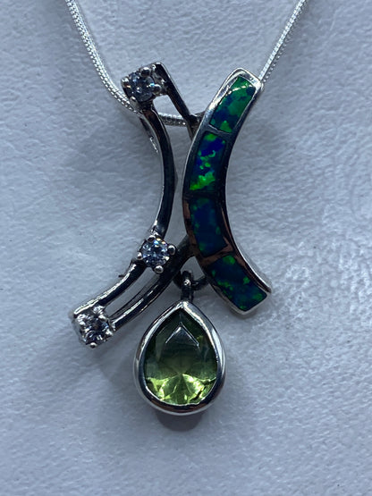 Dije de plata con Ópalo de Fuego azul engastado, colgante sobre cadena de plata .925