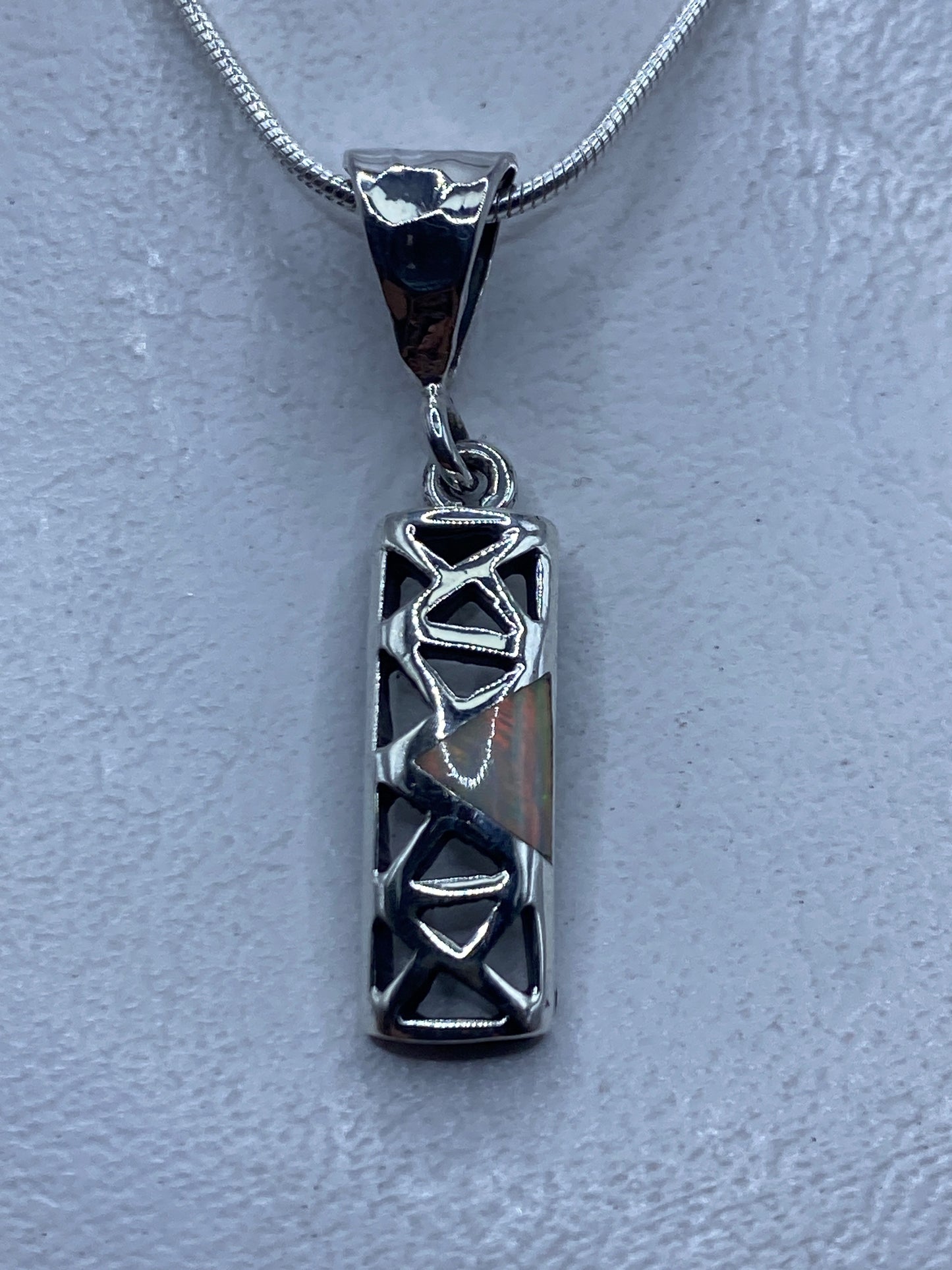 Dije de plata con ópalo de fuego multicolor engastado a mano, colgado de cadena de plata serpentina