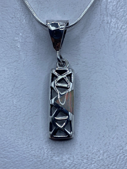 Dije de plata con ópalo de fuego multicolor engastado a mano, colgado de cadena de plata serpentina