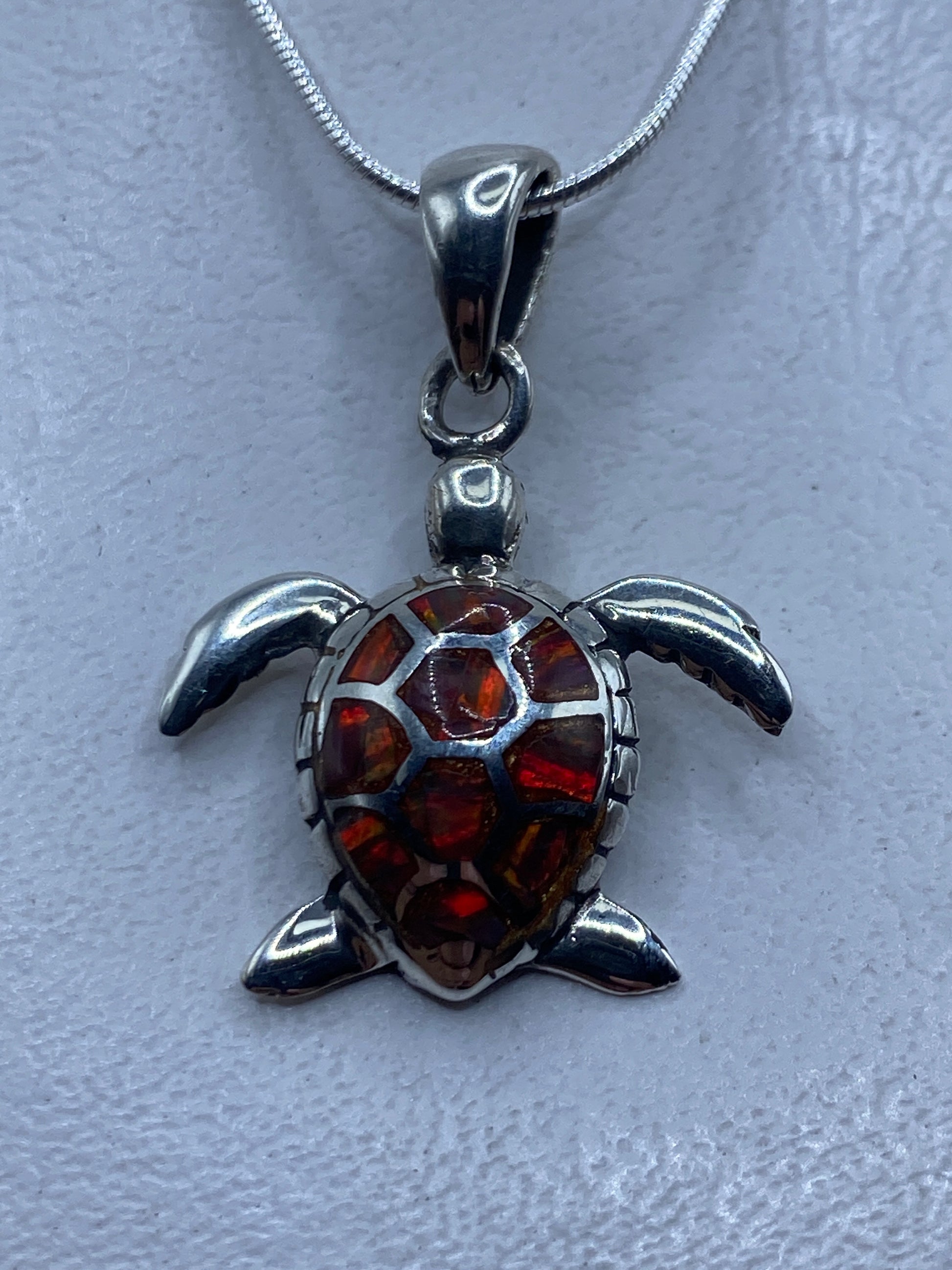 Dije tortuga marina de plata .950 con ópalo de fuego multicolor sobre cadena plata