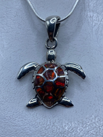 Dije tortuga marina de plata .950 con ópalo de fuego multicolor sobre cadena plata