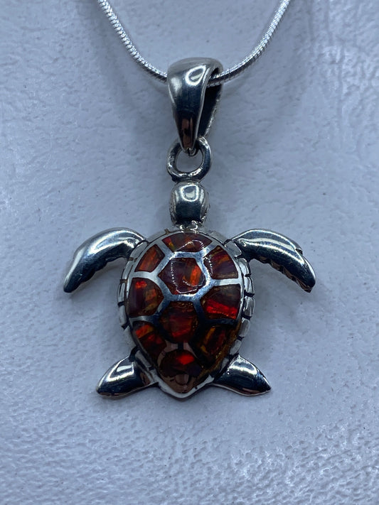 Dije tortuga marina de plata .950 con ópalo de fuego multicolor sobre cadena plata