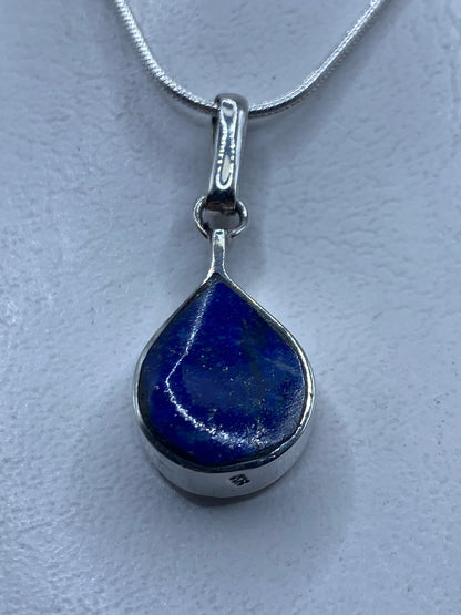 Dije de plata .950 con malaquita verde engastada, colgando de cadena serpentín