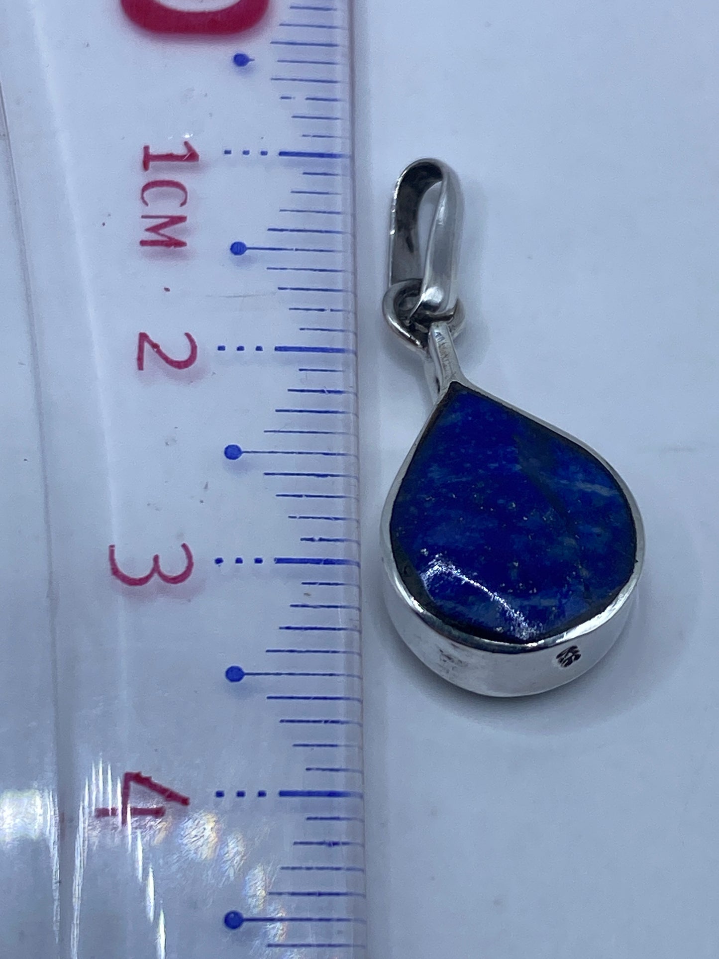 Detalle del engaste de plata alrededor de la malaquita natural