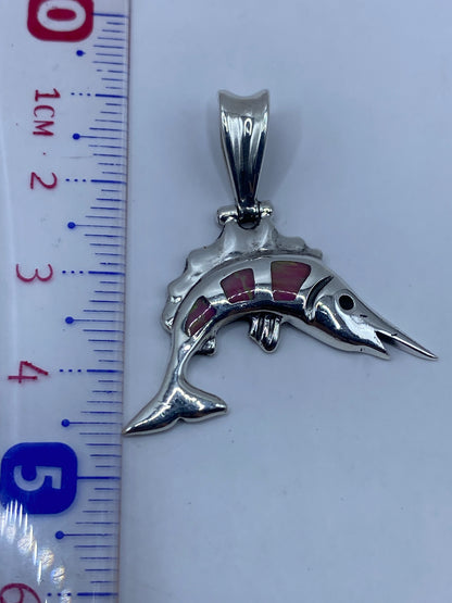 Medición del dije con regla: 4.5 cm de largo — tamaño perfecto de bolsillo