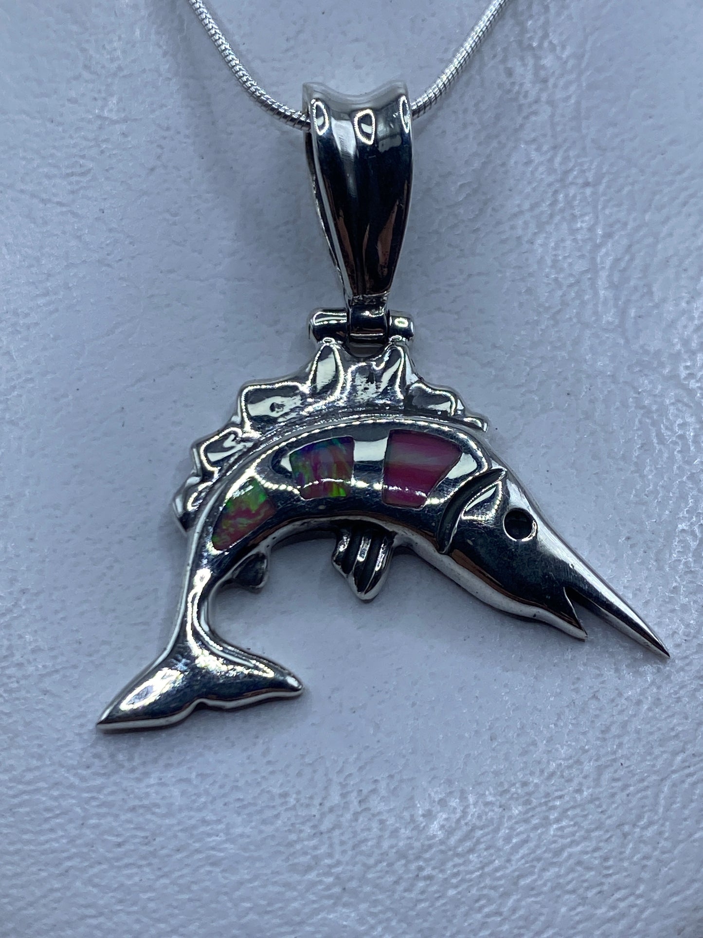 Dije de plata .950 con forma de pez y Ópalo de Fuego rosa engastado, colgado en cadena