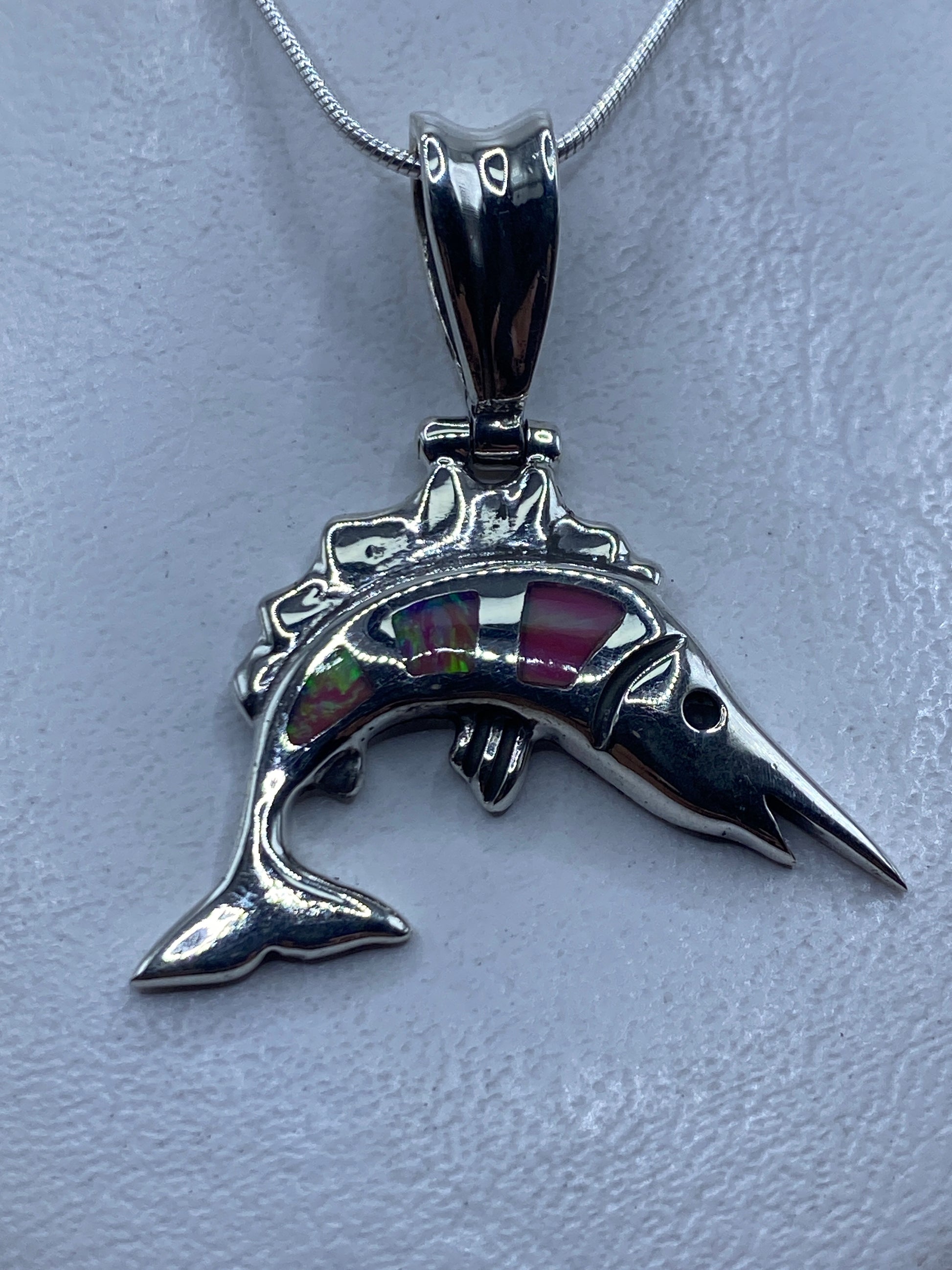 Dije de plata .950 con forma de pez y Ópalo de Fuego rosa engastado, colgado en cadena