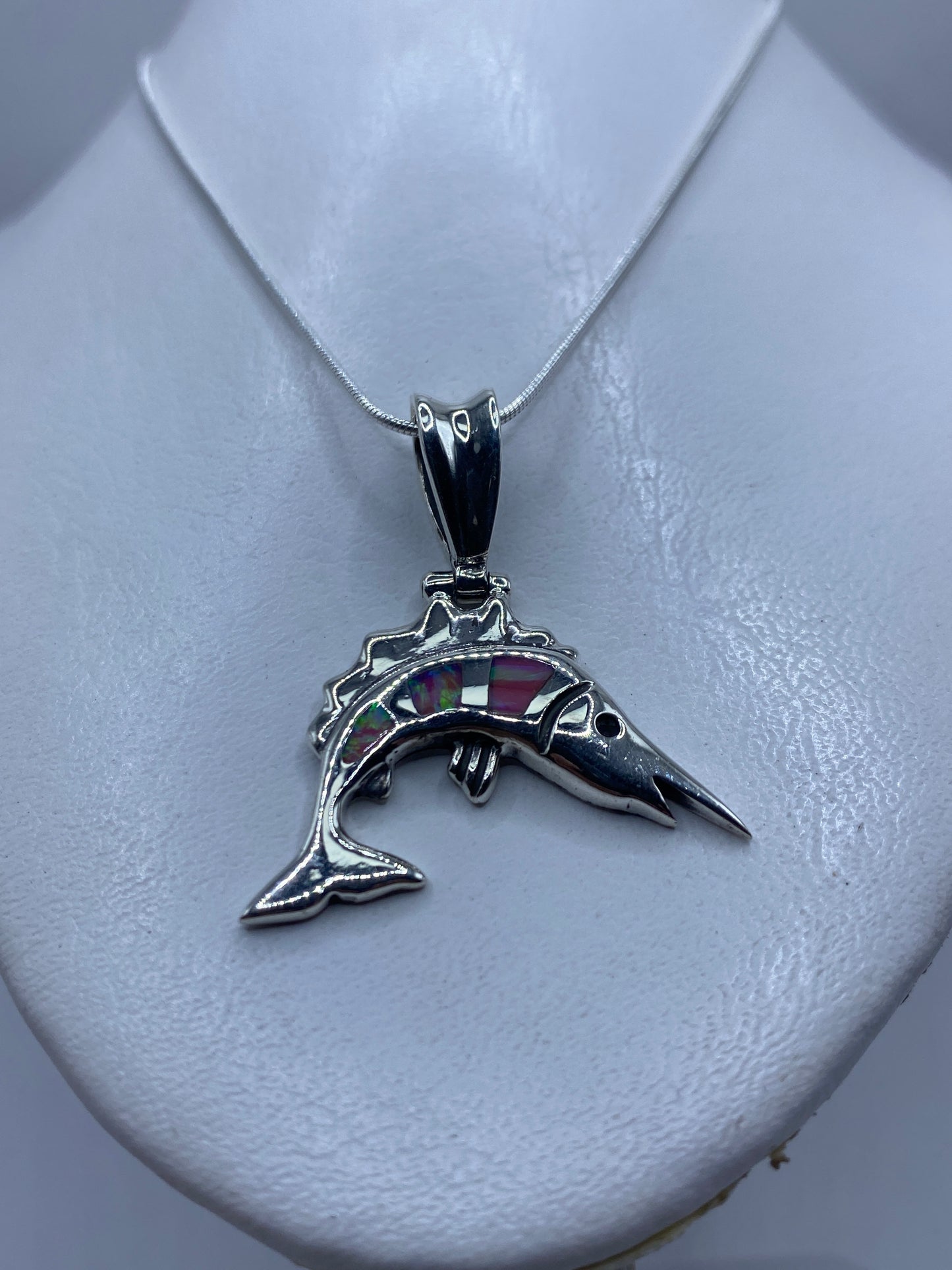 Detalle del Ópalo de Fuego rosa en el engaste a mano del dije de plata