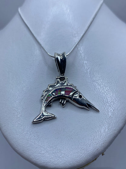 Detalle del Ópalo de Fuego rosa en el engaste a mano del dije de plata