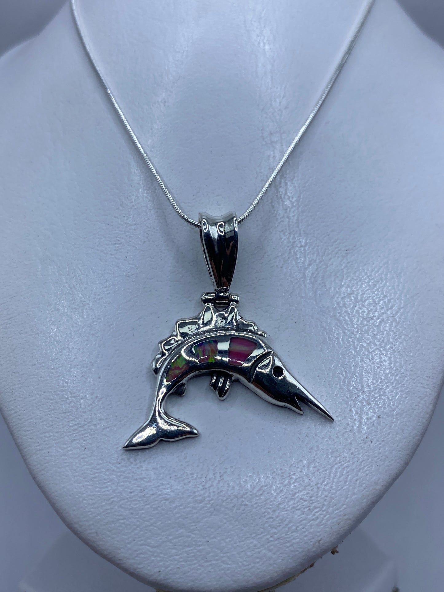 Dije de pez en plata .950 con Ópalo de Fuego, medido a 4.3 cm en regla