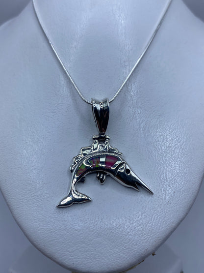 Dije de pez en plata .950 con Ópalo de Fuego, medido a 4.3 cm en regla