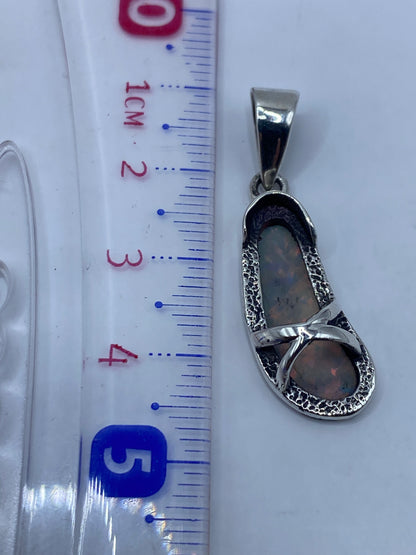 Dije medido en regla: 4.5 cm de largo, peso 2.4 gramos
