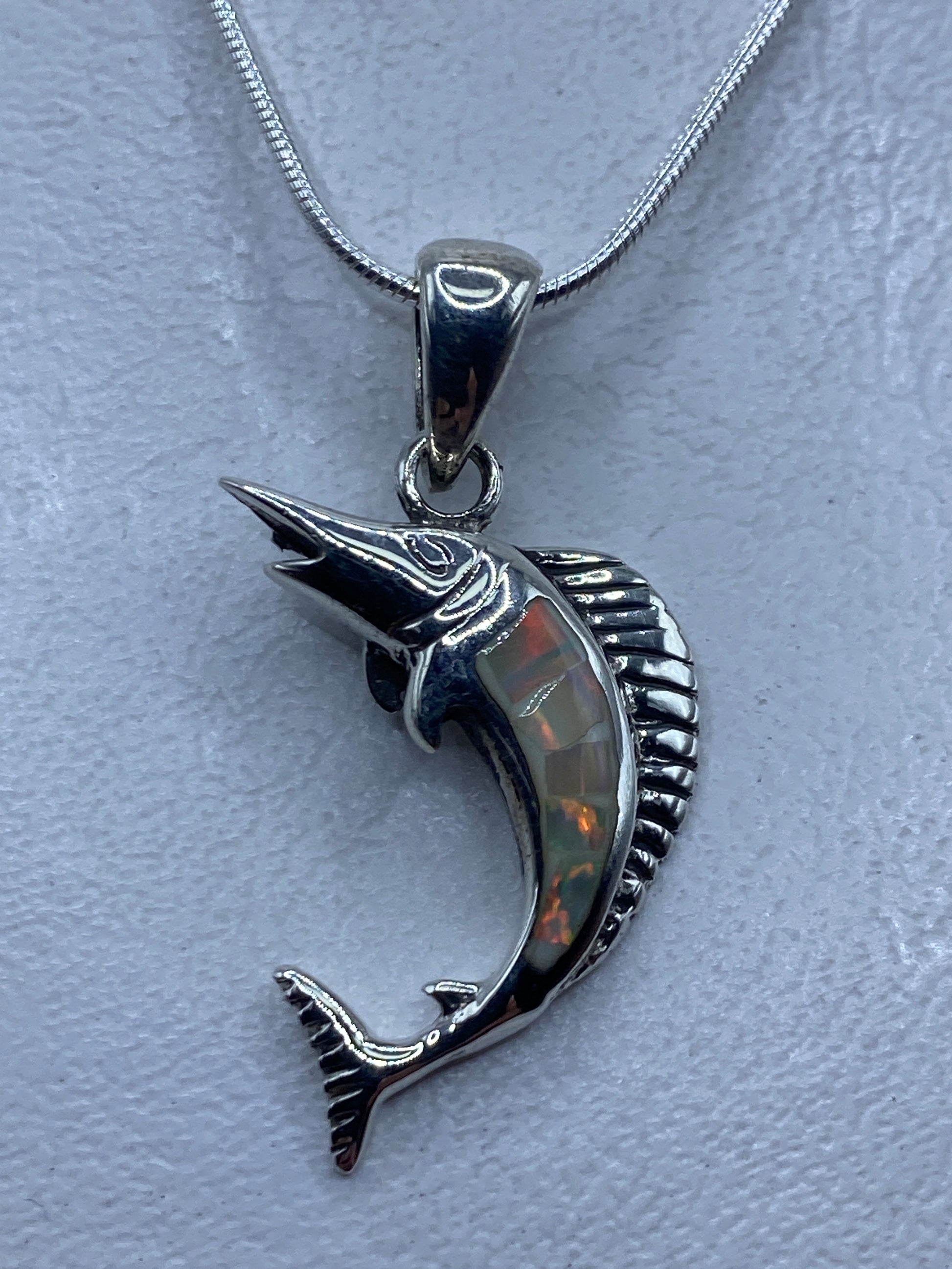 Dije en forma de pez de plata .950 con ópalo de fuego multicolor engastado