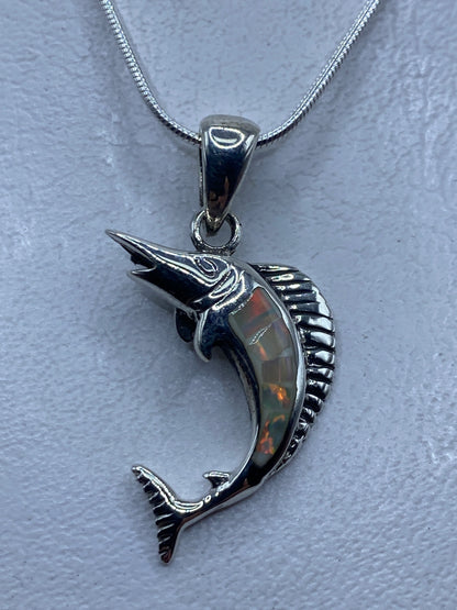 Dije en forma de pez de plata .950 con ópalo de fuego multicolor engastado