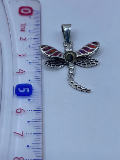 Medida del dije libélula: 5 cm de largo junto a regla