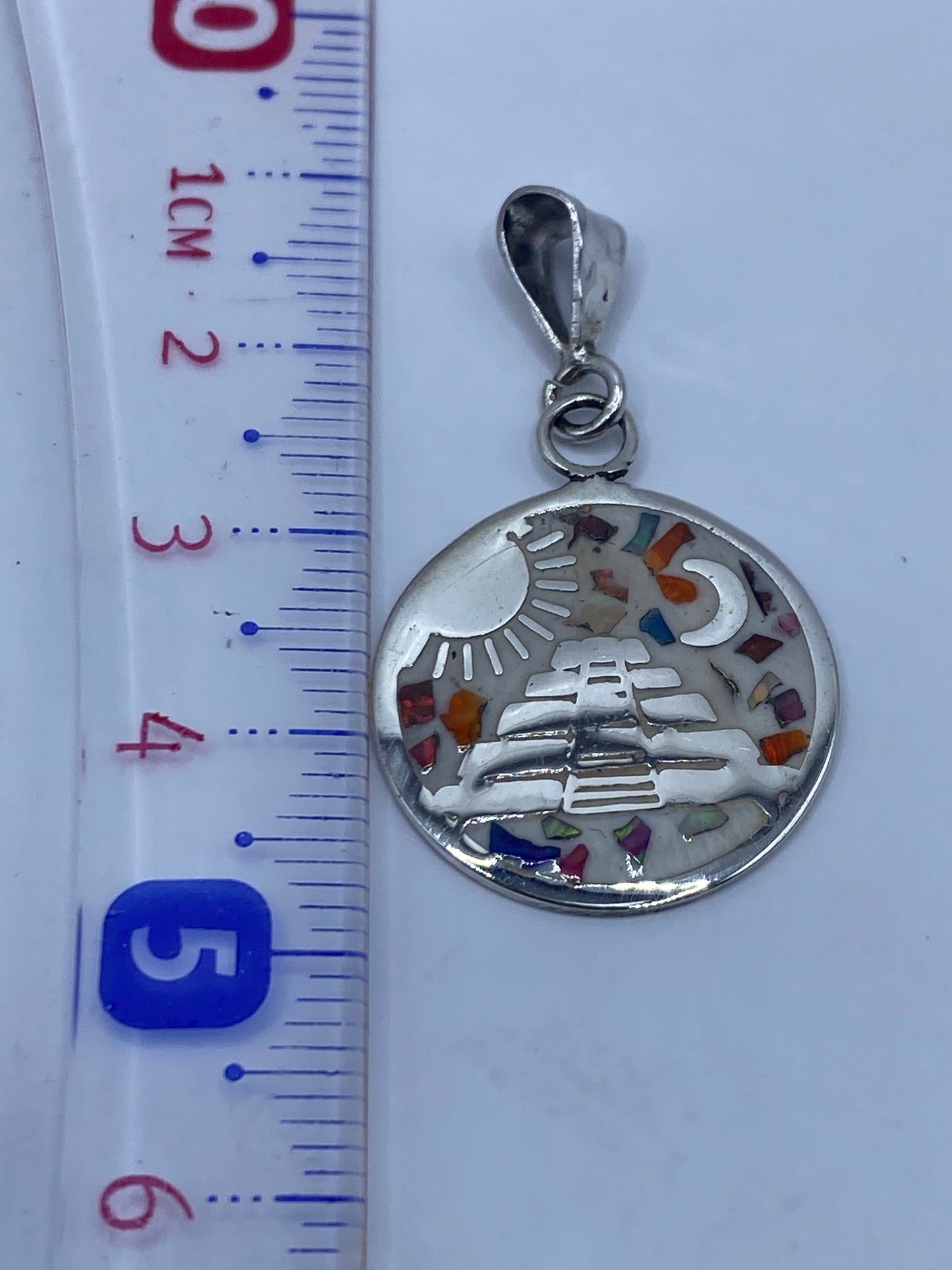 Reverso del dije mostrando el Quinto .925 grabado en la plata