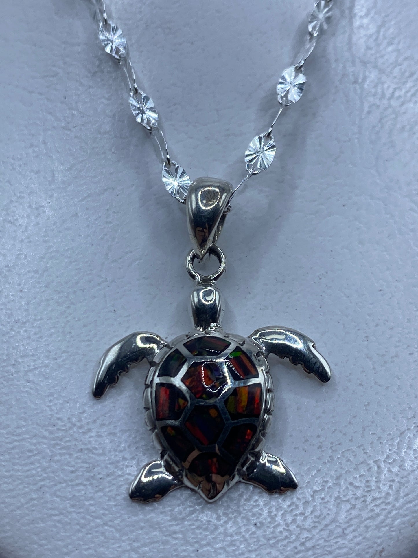 Dije de tortuga marina en plata .950 con ópalo de fuego multicolor engastado, colgado de cadena con beads de plata