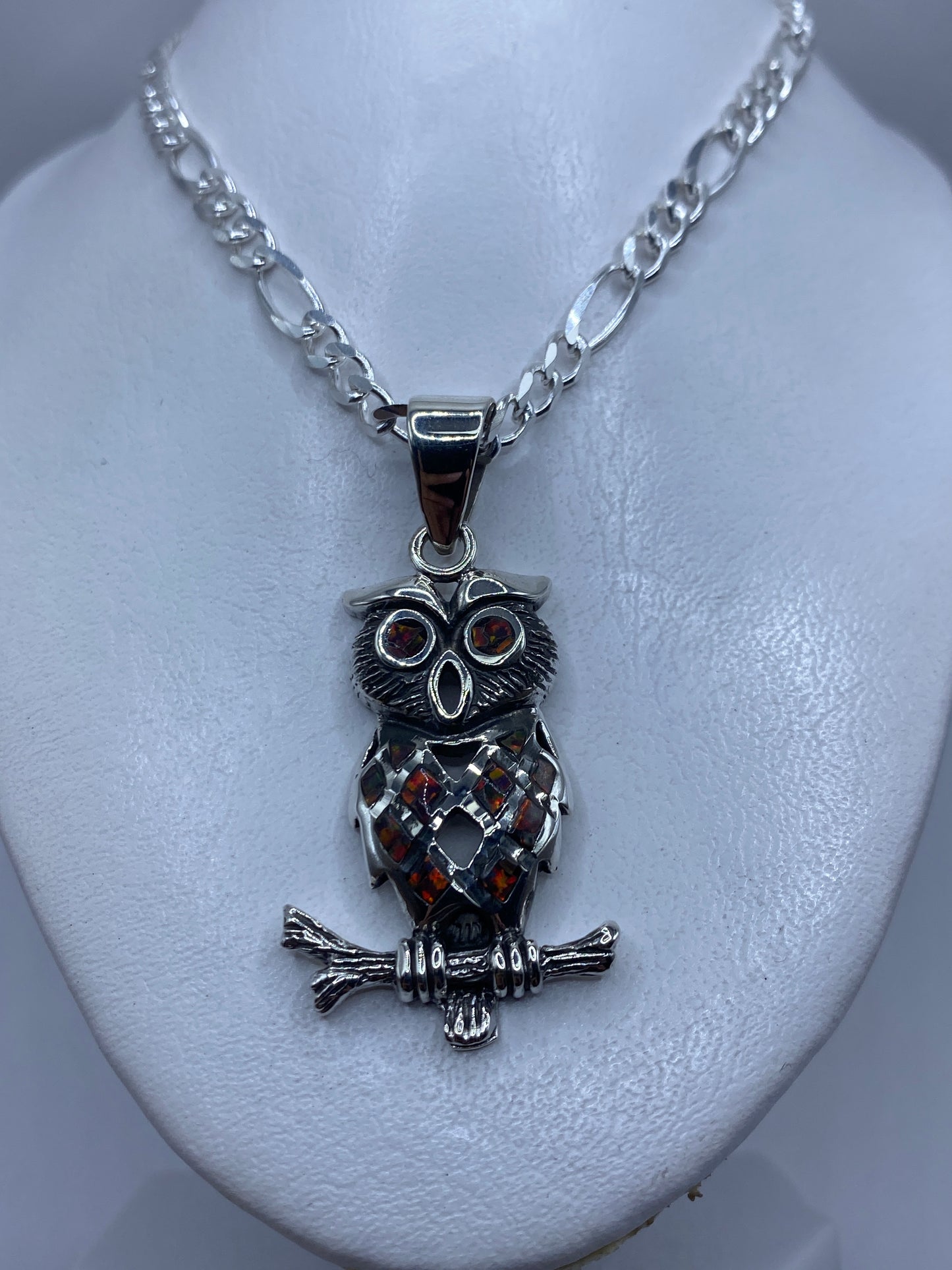 Detalle del reverso del dije con incrustación de piedra y grabado a mano