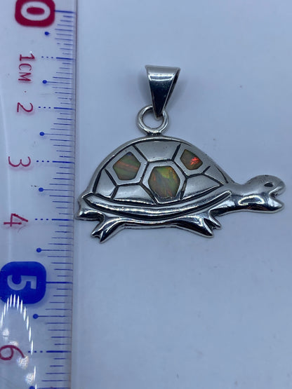 Reverso del dije tortuga de plata mostrando el Quinto .925