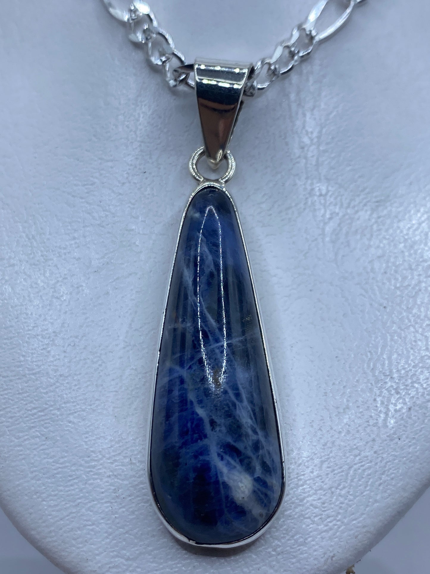 Dije de plata .950 con piedra azul engastada, forma de gota, sobre cadena de plata