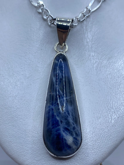 Dije de plata .950 con piedra azul engastada, forma de gota, sobre cadena de plata