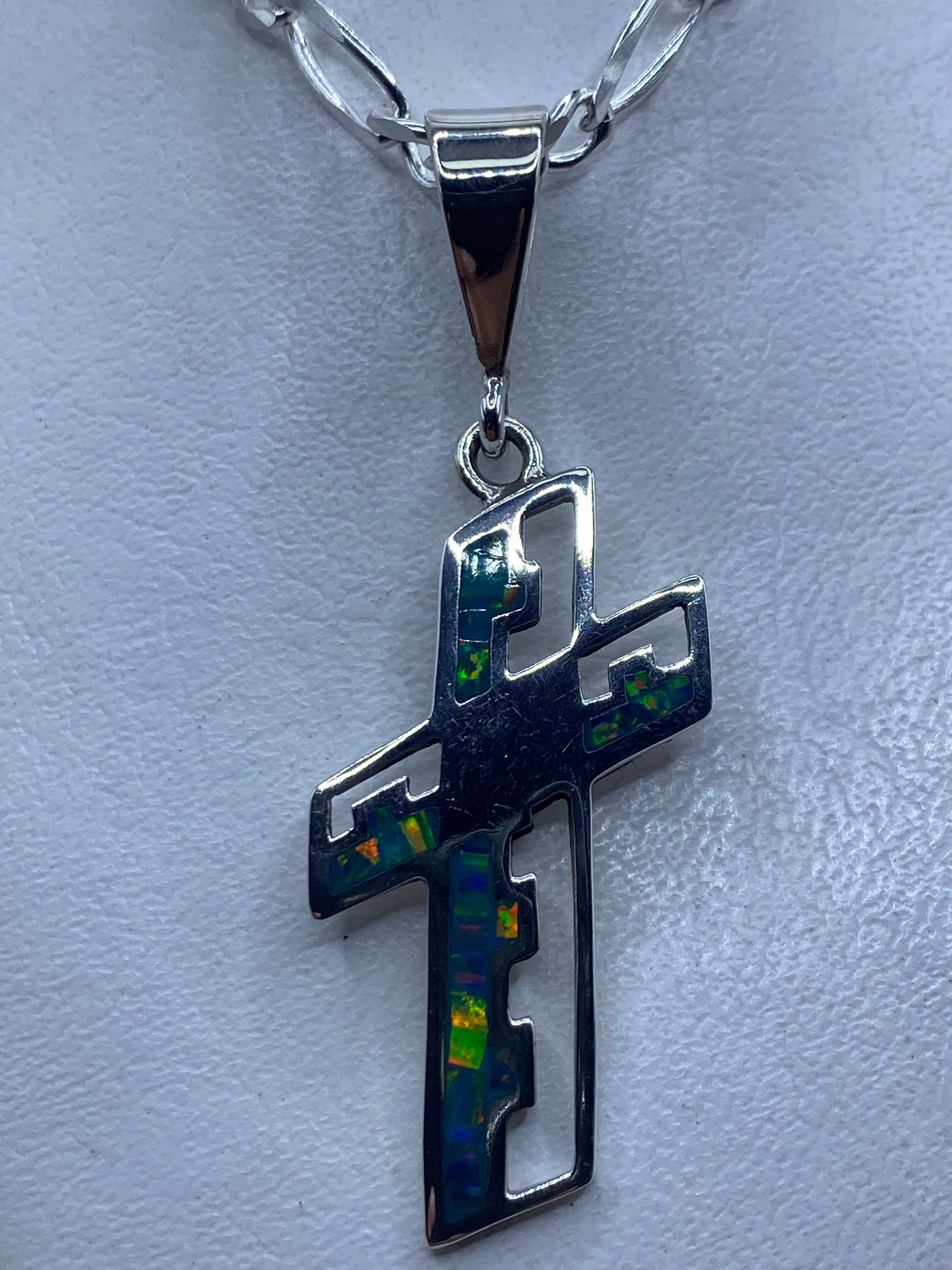 Cruz religiosa en plata .950 con ópalo de fuego azul incrustado, 6.1 cm, sobre cadena plateada