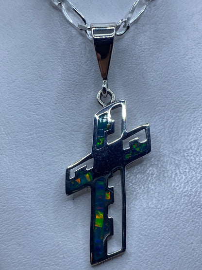 Cruz religiosa en plata .950 con ópalo de fuego azul incrustado, 6.1 cm, sobre cadena plateada
