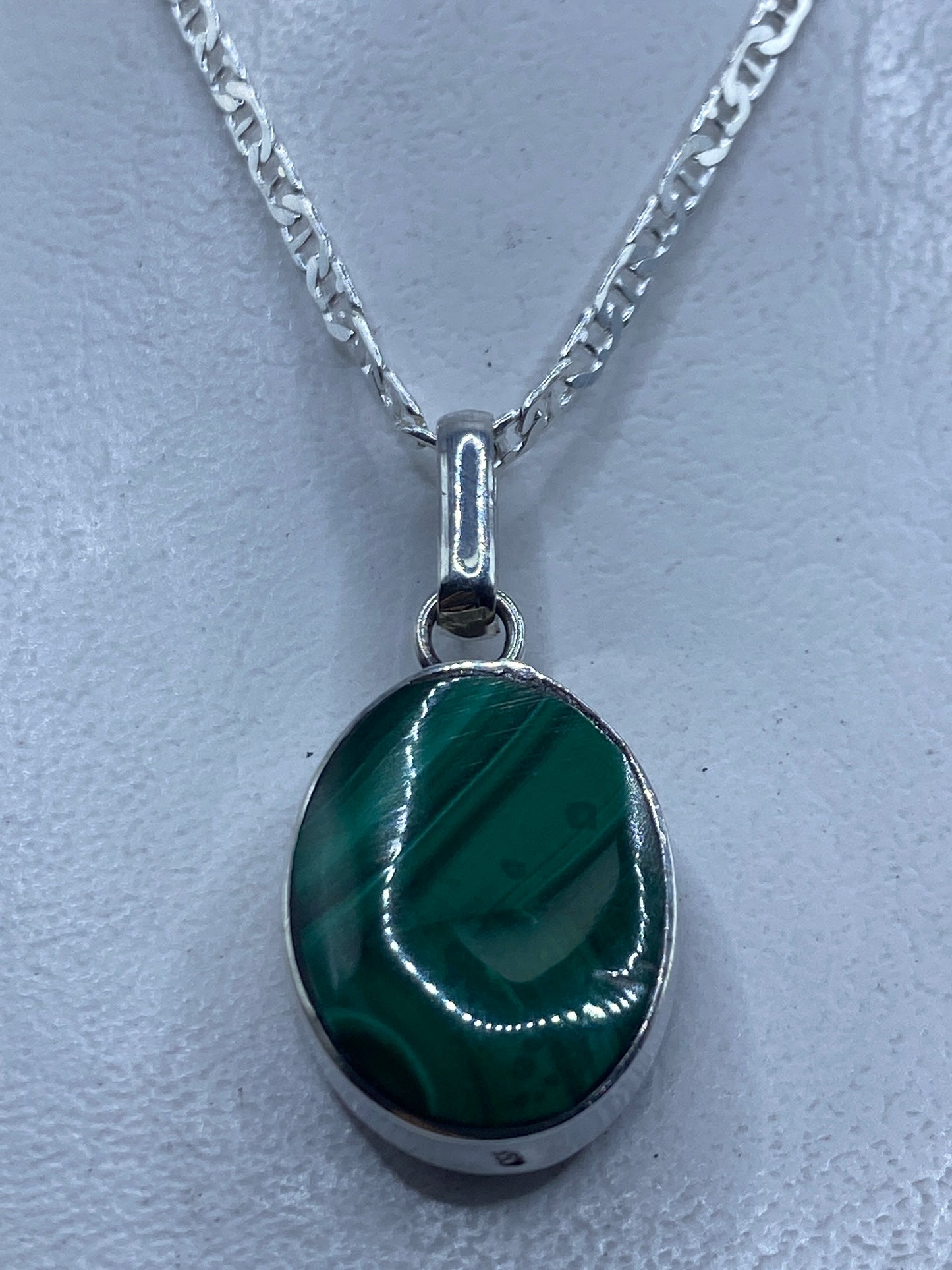 Dije de plata .950 con malaquita verde engastada, sobre cadena plateada — vista frontal