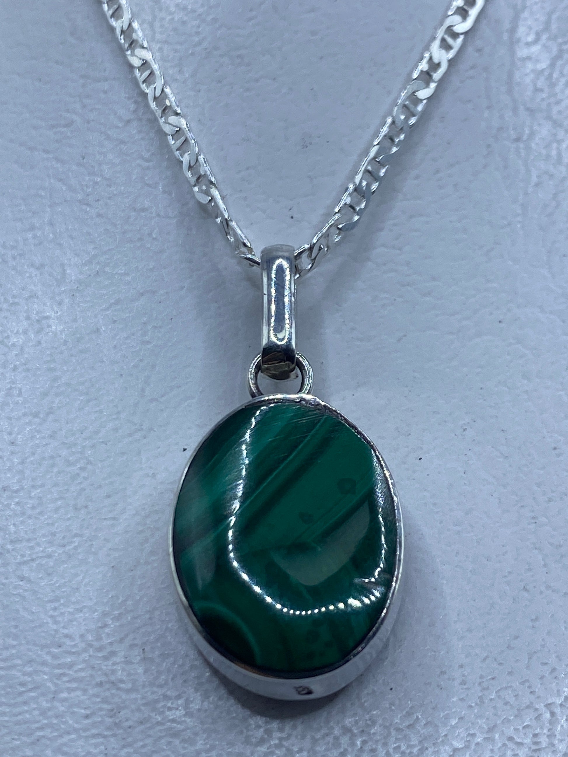 Dije de plata .950 con malaquita verde engastada, sobre cadena plateada — vista frontal