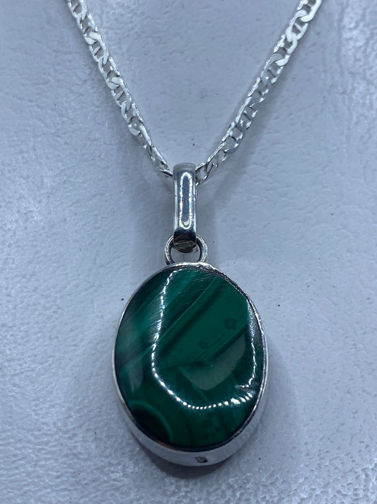 Dije de plata .950 con malaquita verde engastada, sobre cadena plateada — vista frontal