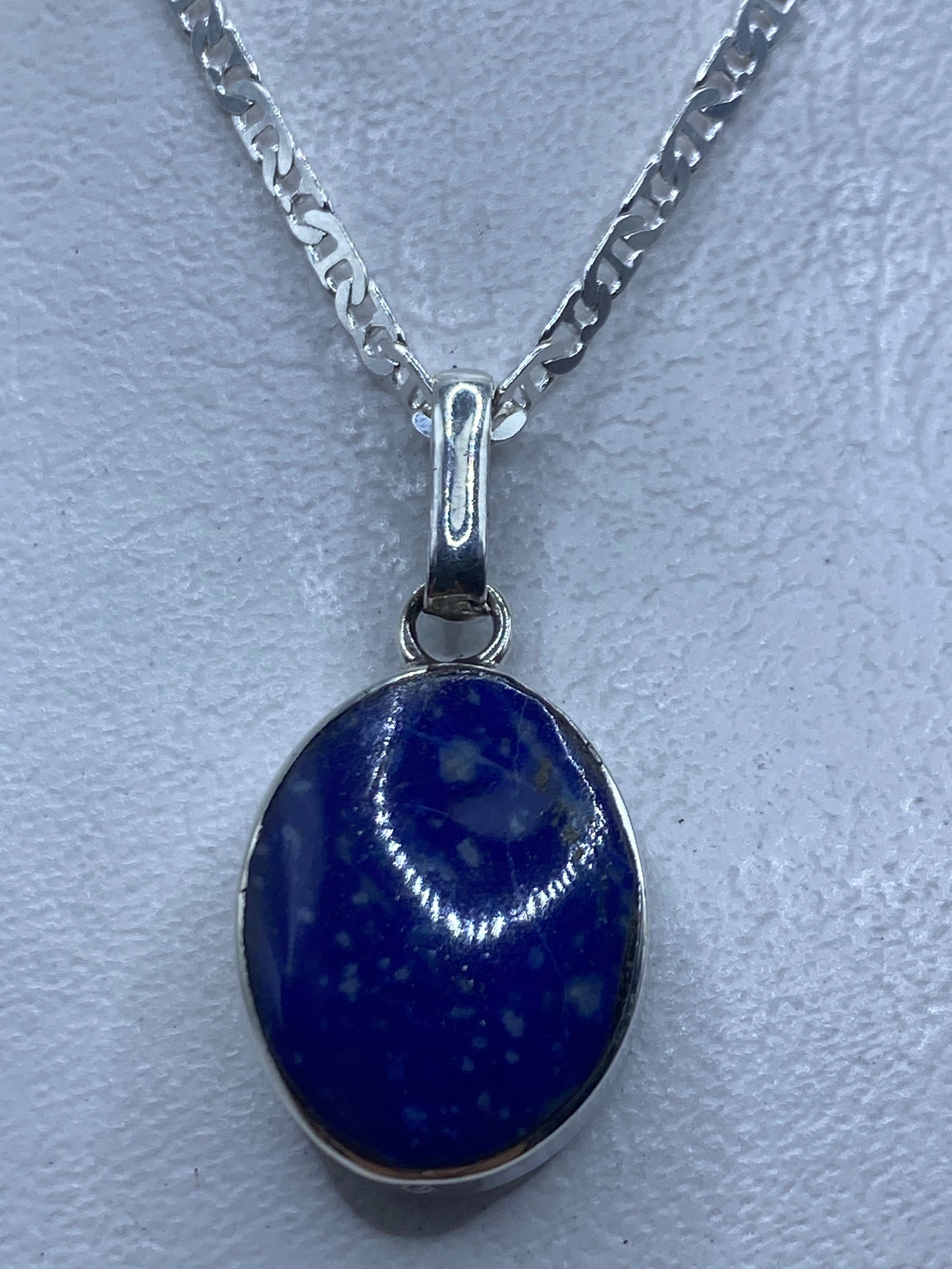 Dije de malaquita verde en plata pura .950, con detalle del engaste a mano
