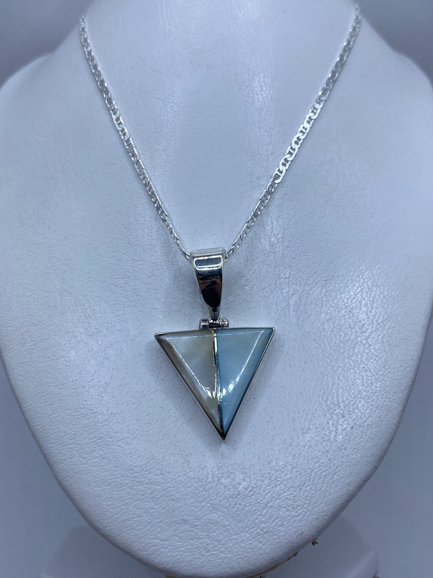 Detalle del triángulo superior con perla y piedras incrustadas a mano