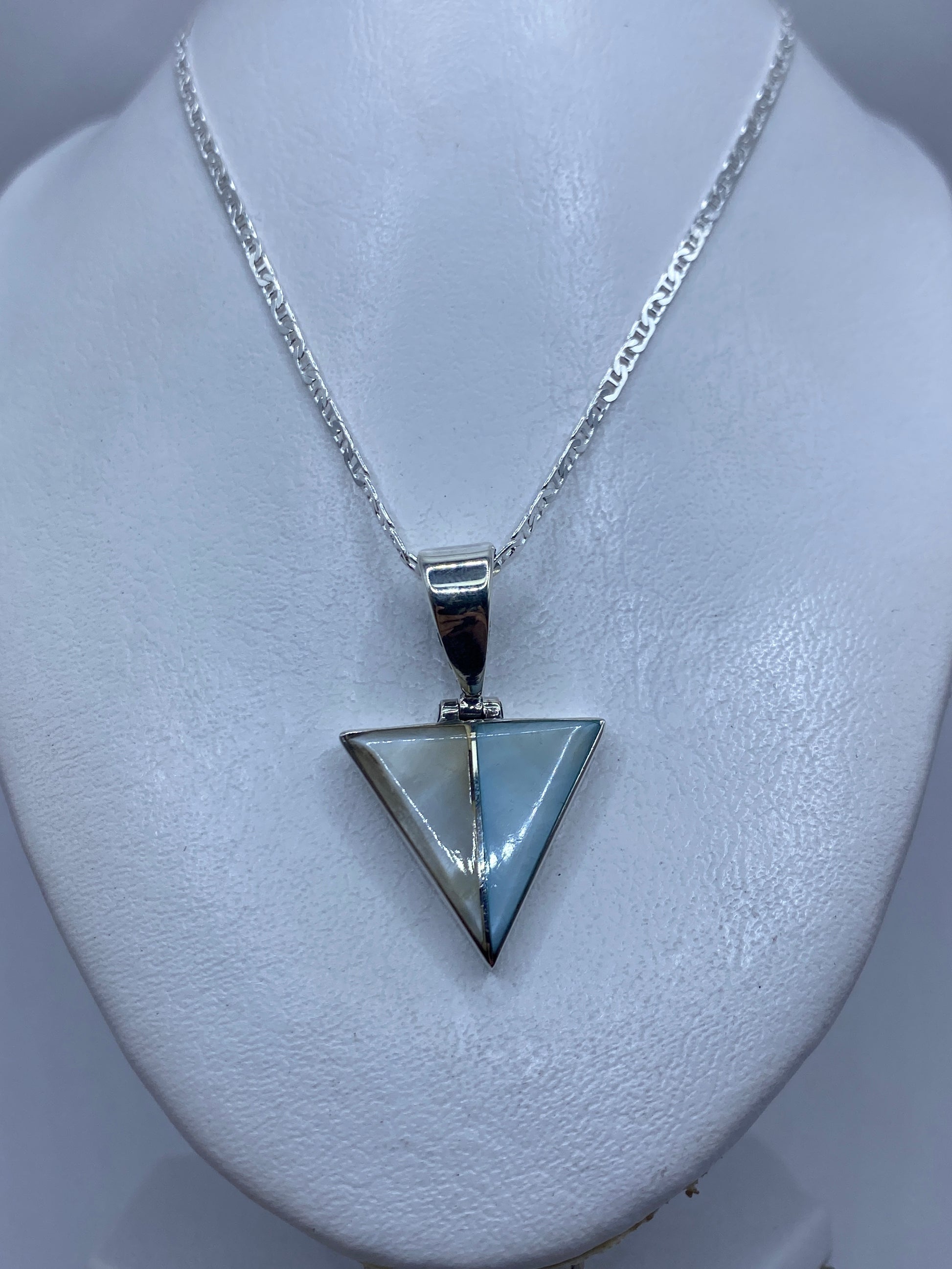 Detalle del triángulo superior con perla y piedras incrustadas a mano
