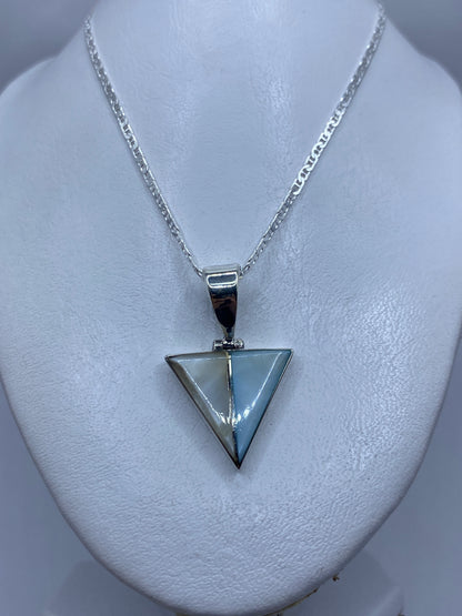 Detalle del triángulo superior con perla y piedras incrustadas a mano