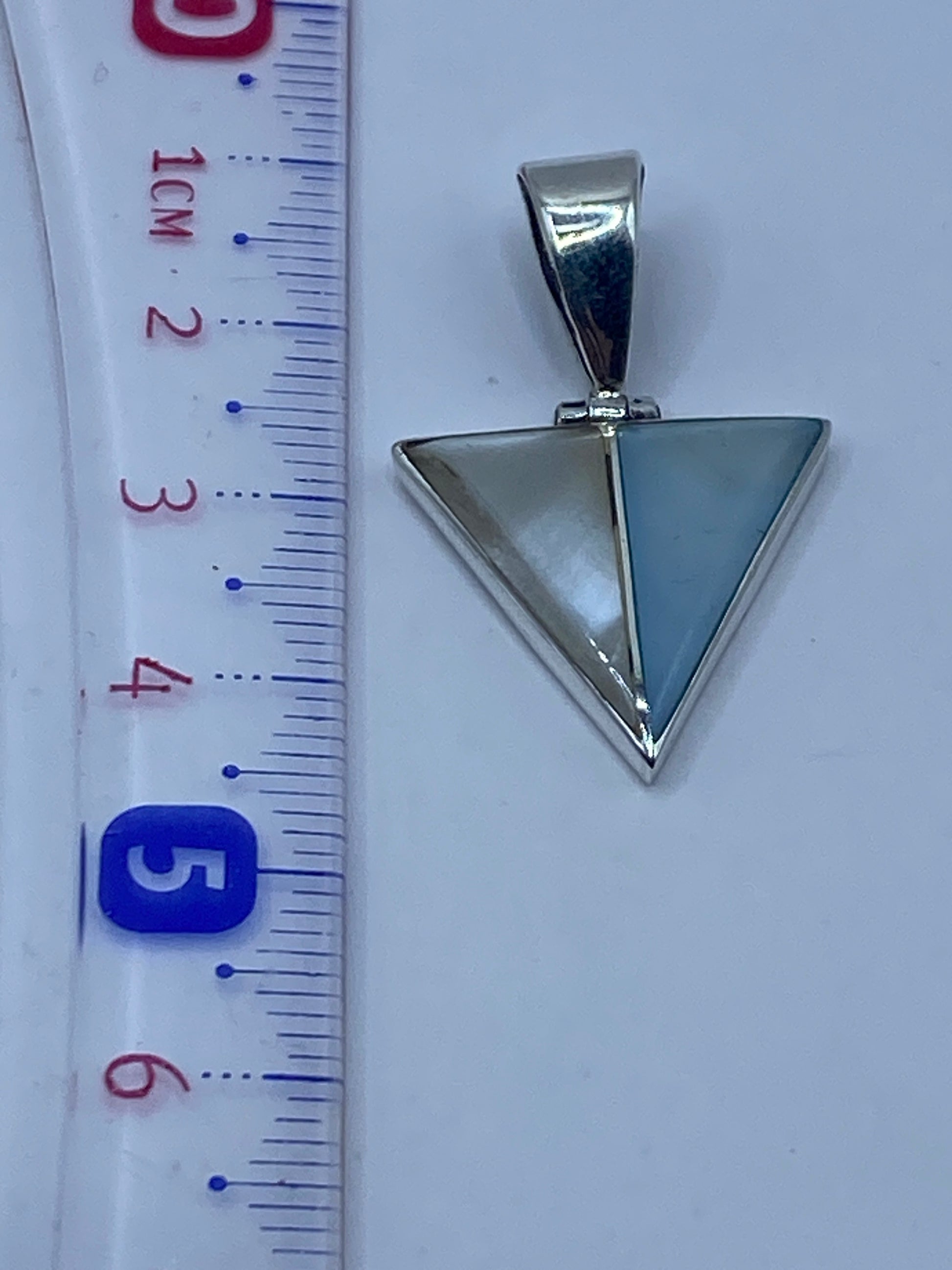 Reverso del dije mostrando el sello MEXICO .950 y marca de autenticidad