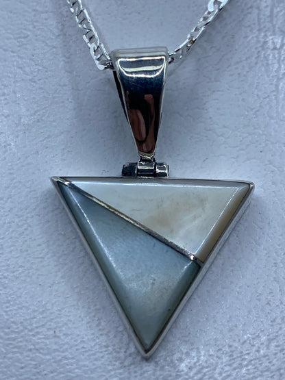 Dije triangular de plata .950 con perla blanco nácar engastada, colgado en cadena de plata