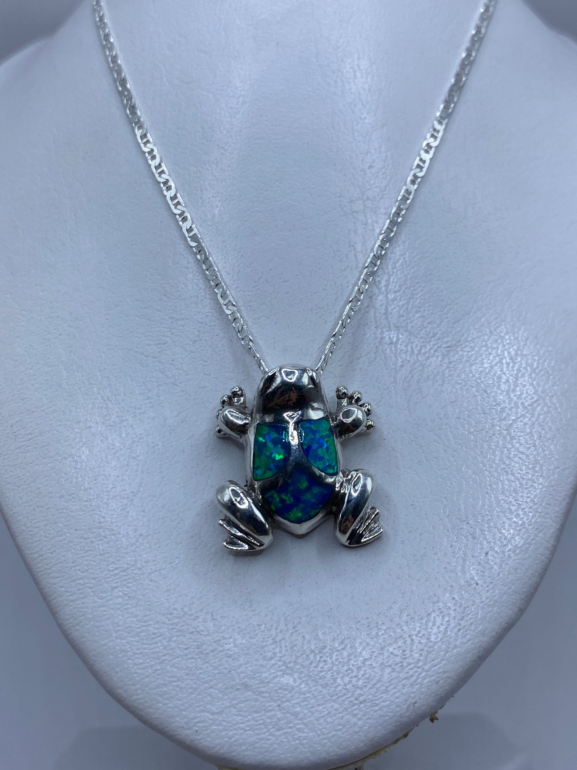 Detalle del ópalo de fuego con tonos azul y verde en el dije
