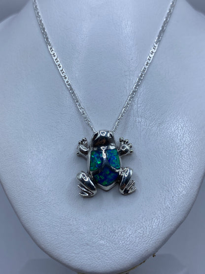 Detalle del ópalo de fuego con tonos azul y verde en el dije