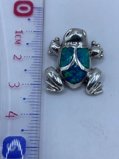 Reverso del dije sapo pulido en plata, mostrando el Quinto .925 de Taxco