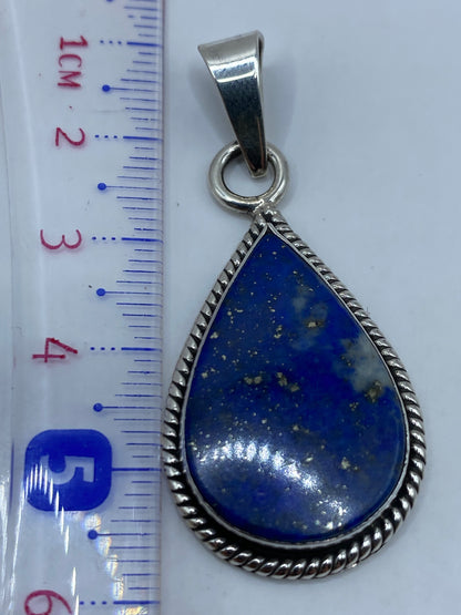 Detalle del lapislázuli de 5.7 cm de largo — tamaño real comparado con escala