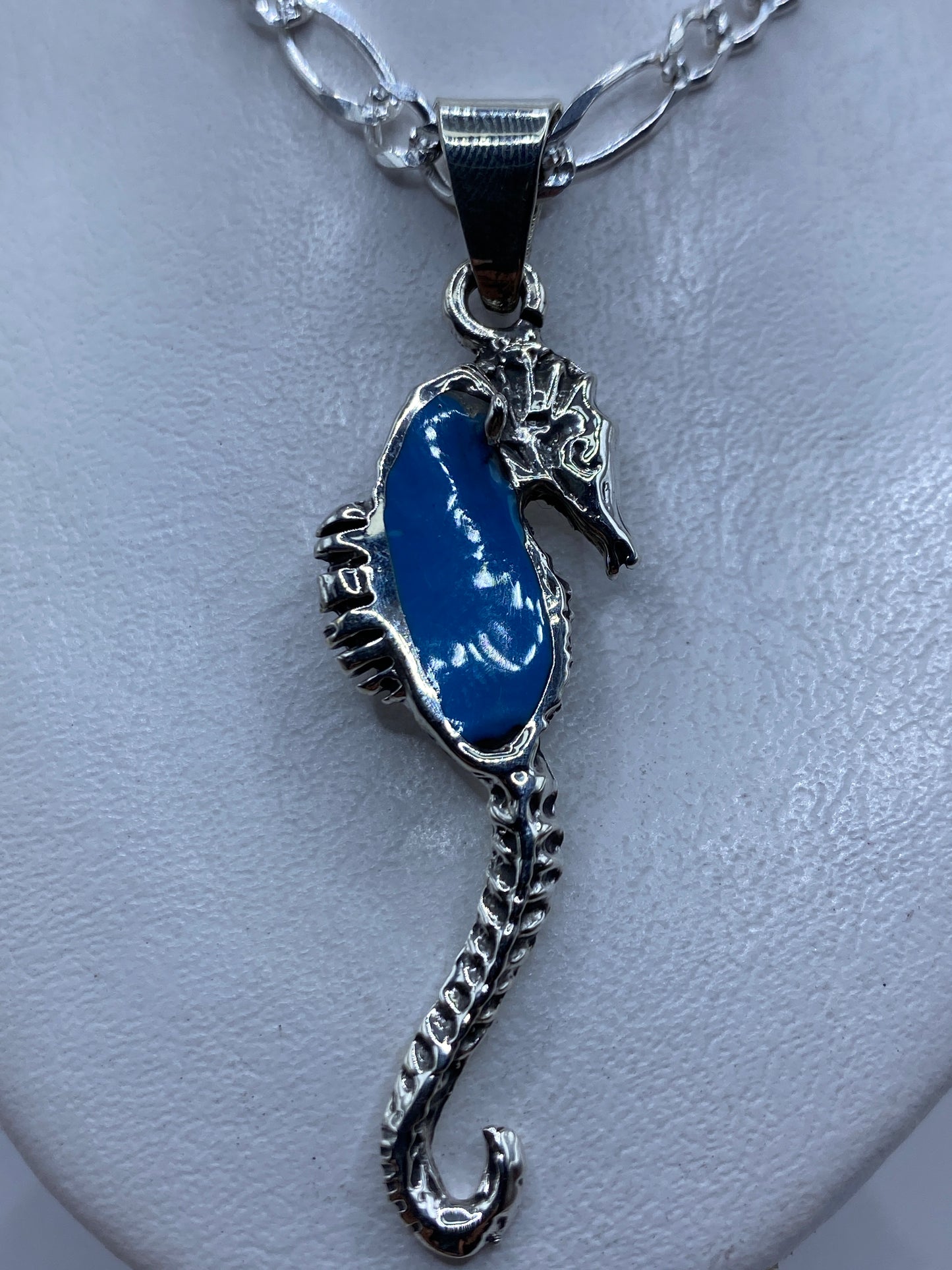 Dije caballo marino de plata .925 con piedra azul, largo 6.8 cm, colgando de cadena figaro