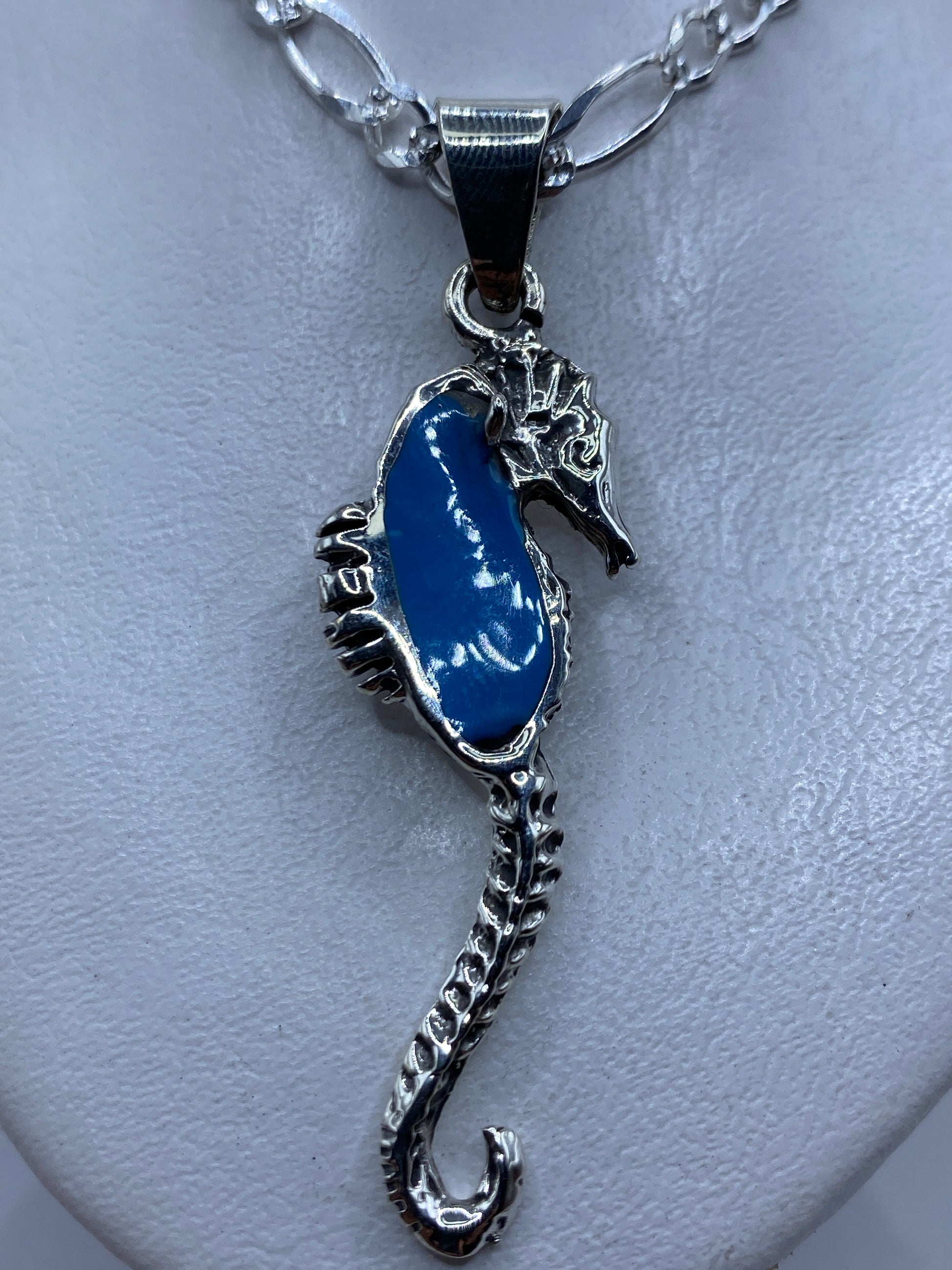 Dije caballo marino de plata .925 con piedra azul, largo 6.8 cm, colgando de cadena figaro
