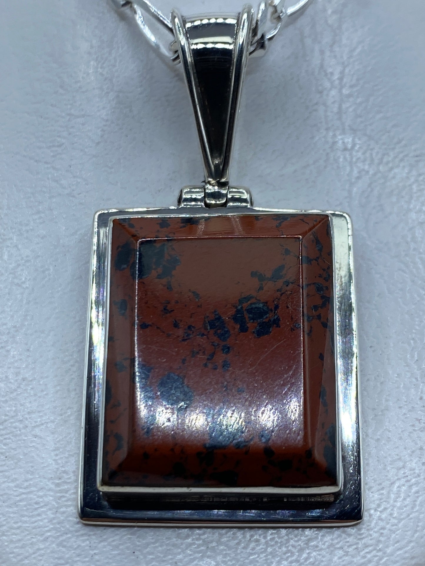 Dije cuadrado de plata .925 con piedra natural café engastada a mano