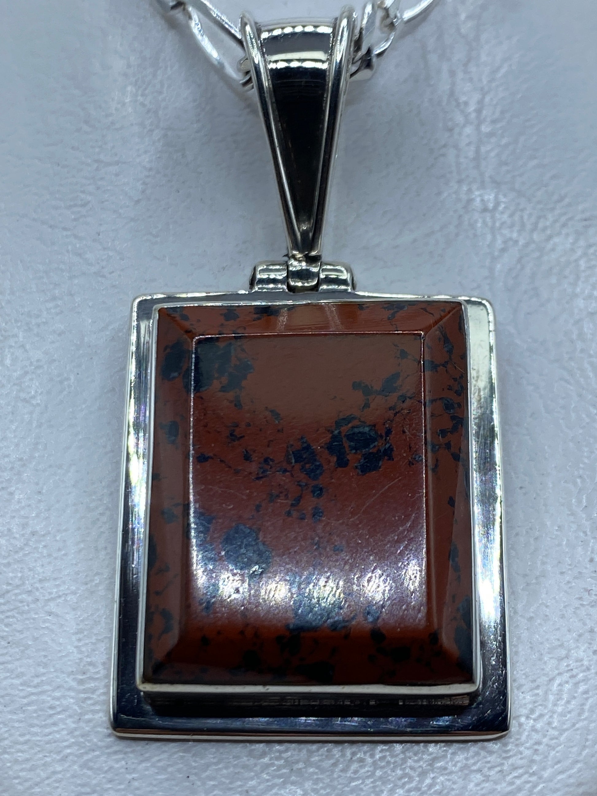 Dije cuadrado de plata .925 con piedra natural café engastada a mano