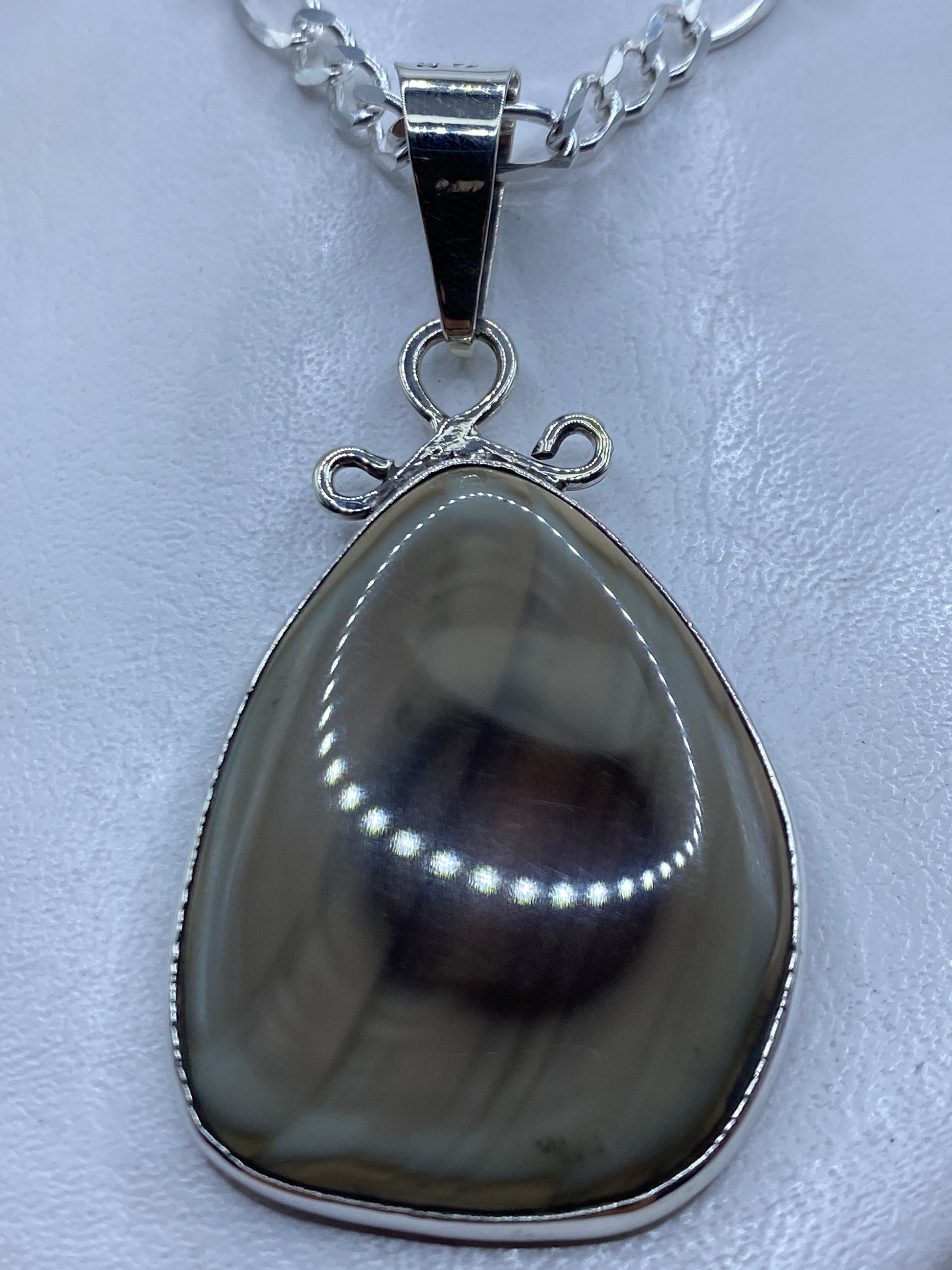 Dije de plata .950 con piedra café natural, 6.3 cm, engastado a mano en Taxco