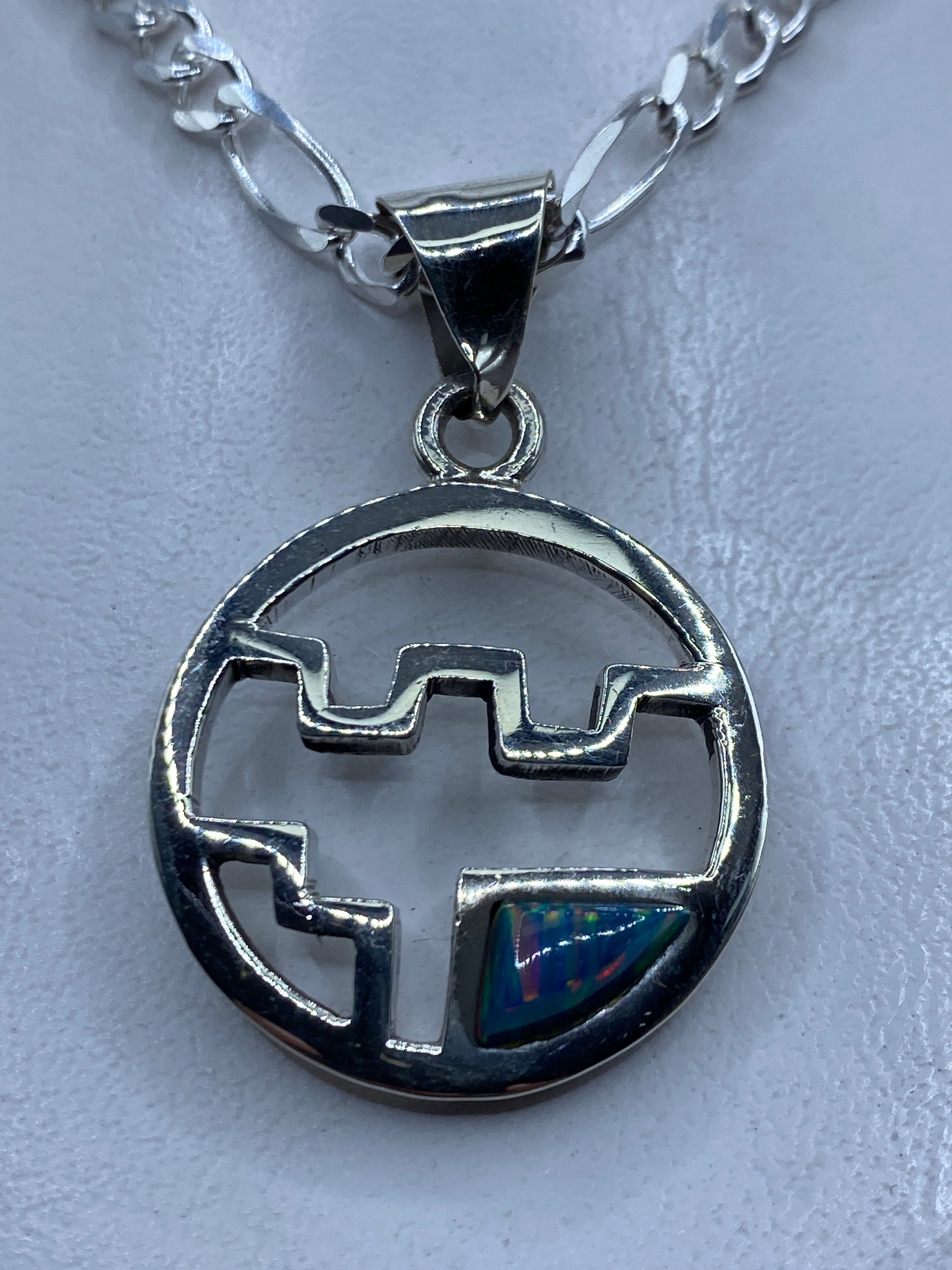 Dije de plata .950 con Ópalo de Fuego azul, diseño circular prehispánico, 4.8 cm