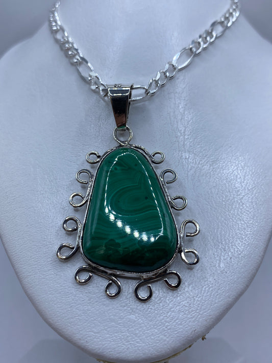 Detalle de la malaquita verde con vetas naturales en engaste de plata